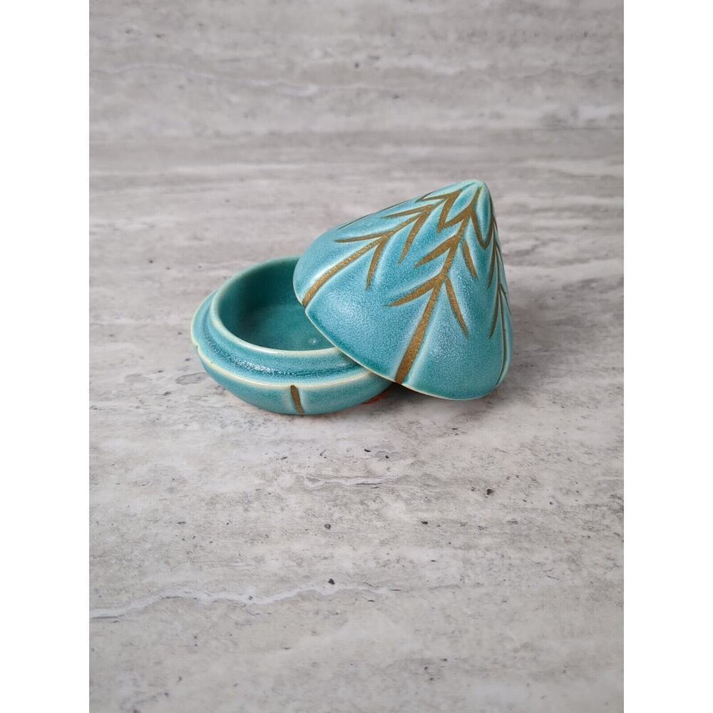 Small Pointed Top Trinket‎ Dish, Turquoise Blue, Lidded, Floral/Snowflake Design